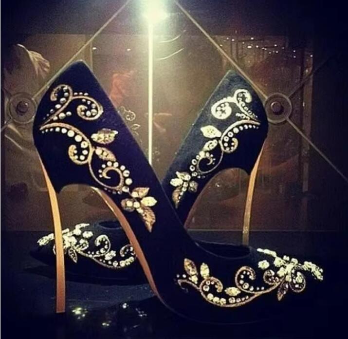 Embroidery Gold - Sepatu Wanita Ujung Lancip Suede Hitam